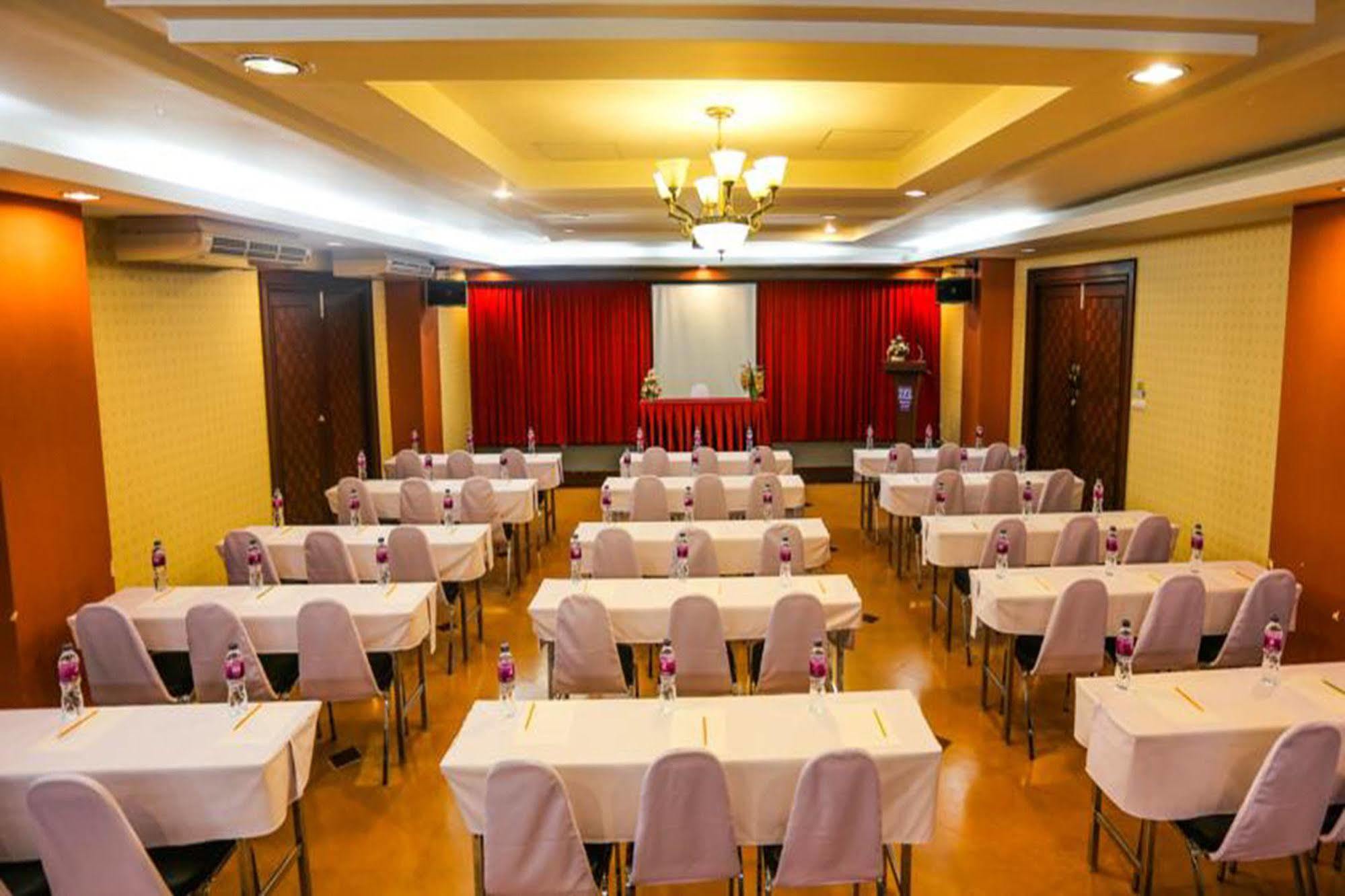 Madina Rayong Hotel Exterior foto
